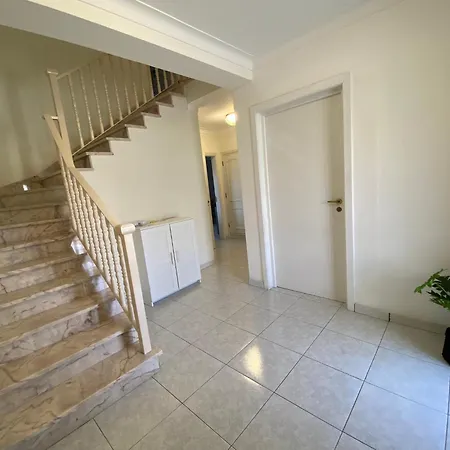 Half Way Lisbon - Porto Guest house Leiria